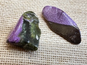 Atlantisite  - Serpentine and Stichtite - 4g to 6g Tumbled stone (Selected)